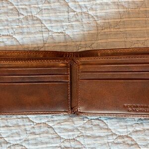 ROUNDTREE & YORKE Elegant Brown Leather Billfold Card Holder wallet ID Display